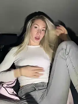 Snapshot of LuisaBecker chatting on 01-13-25, 06:38 LuisaBecker online show from 01-13-25, 06:38