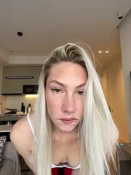 Snapshot of LuisaBecker chatting on 01-20-25, 10:07 LuisaBecker online show from 01-20-25, 10:07