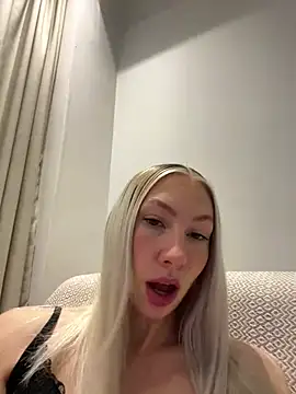 Snapshot of LuisaBecker chatting on 03-10-25, 08:23 LuisaBecker online show from 03-10-25, 08:23