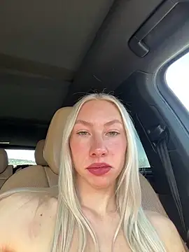 Snapshot of LuisaBecker chatting on 03-16-25, 10:55 LuisaBecker online show from 03-16-25, 10:55