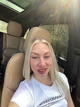 Snapshot of LuisaBecker chatting on 03-17-25, 11:21 LuisaBecker online show from 03-17-25, 11:21