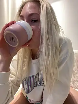 Snapshot of LuisaBecker chatting on 03-18-25, 07:10 LuisaBecker online show from 03-18-25, 07:10