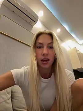 Snapshot of LuisaBecker chatting on 10-02-25, 03:52 LuisaBecker online show from 10-02-25, 03:52