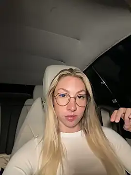 Snapshot of LuisaBecker chatting on 10-16-25, 05:25 LuisaBecker online show from 10-16-25, 05:25