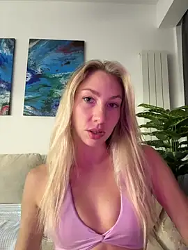 Snapshot of LuisaBecker chatting on 10-20-25, 05:35 LuisaBecker online show from 10-20-25, 05:35