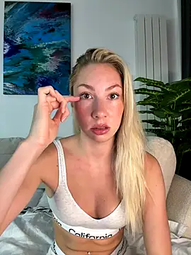 Snapshot of LuisaBecker chatting on 10-23-25, 03:55 LuisaBecker online show from 10-23-25, 03:55