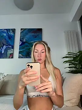 Snapshot of LuisaBecker chatting on 10-26-25, 03:18 LuisaBecker online show from 10-26-25, 03:18