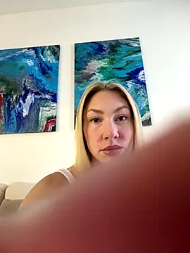 Snapshot of LuisaBecker chatting on 11-15-25, 09:28 LuisaBecker online show from 11-15-25, 09:28