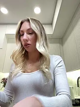 Snapshot of LuisaBecker chatting on 12-15-25, 01:59 LuisaBecker online show from 12-15-25, 01:59