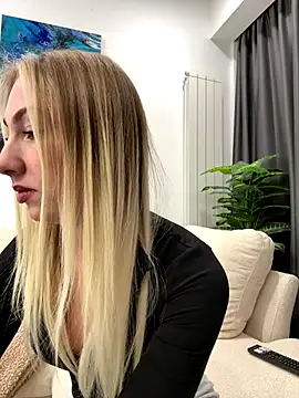 Snapshot of LuisaBecker chatting on 12-21-25, 01:40 LuisaBecker online show from 12-21-25, 01:40