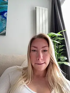 Snapshot of LuisaBecker chatting on 12-22-25, 08:22 LuisaBecker online show from 12-22-25, 08:22