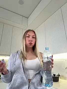 Snapshot of LuisaBecker chatting on 01-09-26, 09:45 LuisaBecker online show from 01-09-26, 09:45