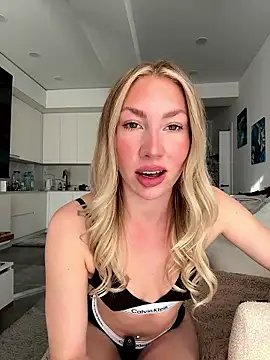 Snapshot of LuisaBecker chatting on 01-10-26, 11:56 LuisaBecker online show from 01-10-26, 11:56