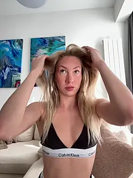 Snapshot of LuisaBecker chatting on 02-21-26, 11:00 LuisaBecker online show from 02-21-26, 11:00