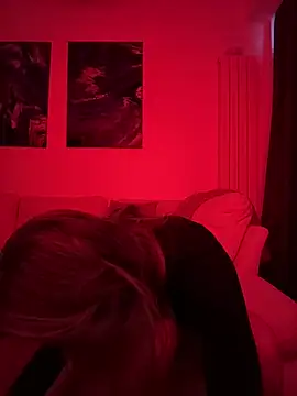 Snapshot of LuisaBecker chatting on 04-06-26, 02:31 LuisaBecker online show from 04-06-26, 02:31