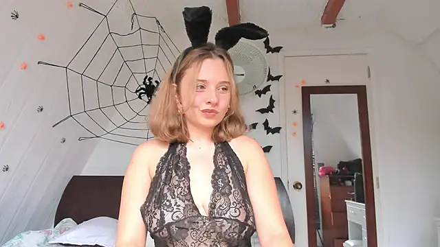 Snapshot of Sophy_Bunny chatting on 10-18-25, 06:30 Sophy Bunny online show from 10-18-25, 06:30