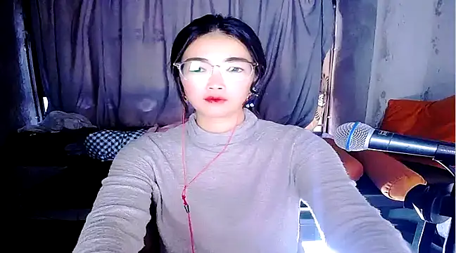 Snapshot of Floor_oo chatting on 02-13-25, 10:23 Floor oo online show from 02-13-25, 10:23