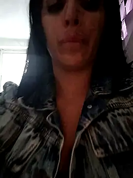 Snapshot of tiffani__love chatting on 11-28-25, 09:06 tiffani love online show from 11-28-25, 09:06