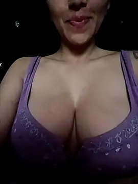 Snapshot of tiffani__love chatting on 02-21-26, 09:32 tiffani love online show from 02-21-26, 09:32