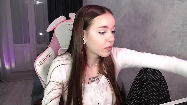 Snapshot of naughty_dakota chatting on 10-11-25, 04:05 naughty dakota online show from 10-11-25, 04:05