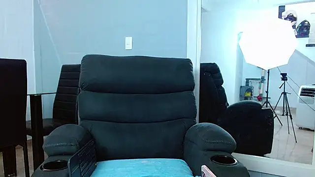 Snapshot of rousebonnett chatting on 01-23-25, 04:15 rousebonnett online show from 01-23-25, 04:15