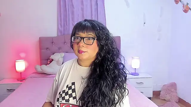 Snapshot of Latinabombsheell chatting on 11-18-25, 06:07 Latinabombsheell online show from 11-18-25, 06:07