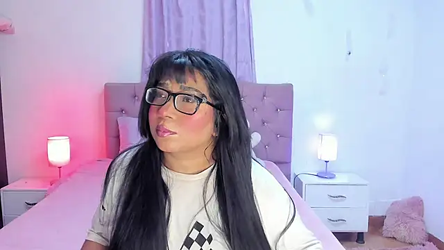 Snapshot of Latinabombsheell chatting on 11-19-25, 07:03 Latinabombsheell online show from 11-19-25, 07:03