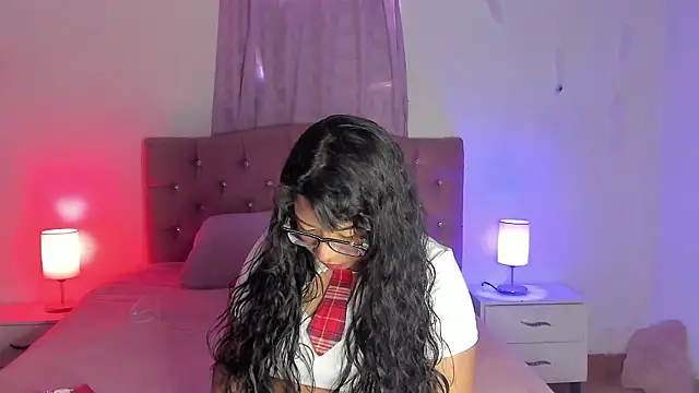 Snapshot of Latinabombsheell chatting on 11-22-25, 03:44 Latinabombsheell online show from 11-22-25, 03:44