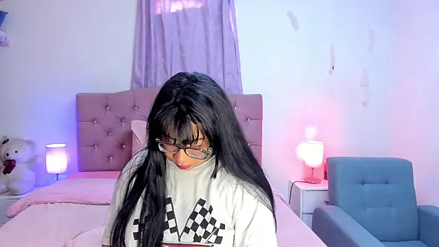 Snapshot of Latinabombsheell chatting on 12-15-25, 01:37 Latinabombsheell online show from 12-15-25, 01:37