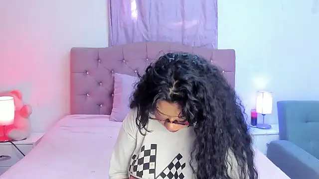 Snapshot of Latinabombsheell chatting on 02-13-26, 08:16 Latinabombsheell online show from 02-13-26, 08:16