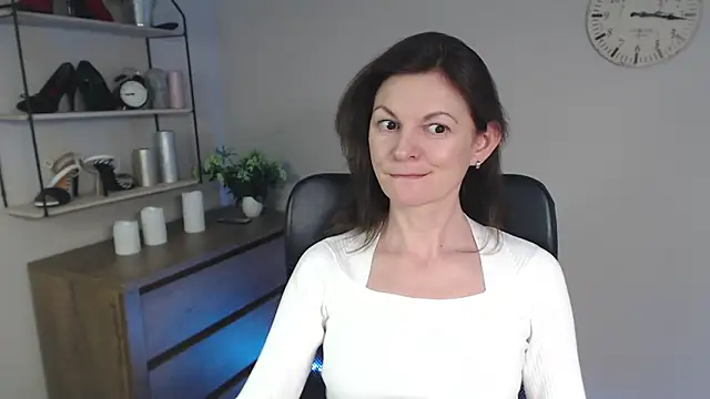 Snapshot of VivianWILD chatting on 02-05-25, 10:41 VivianWILD online show from 02-05-25, 10:41