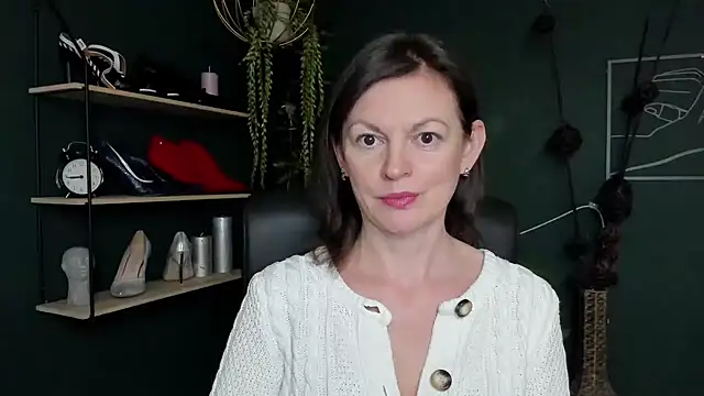 Snapshot of VivianWILD chatting on 03-21-25, 06:49 VivianWILD online show from 03-21-25, 06:49