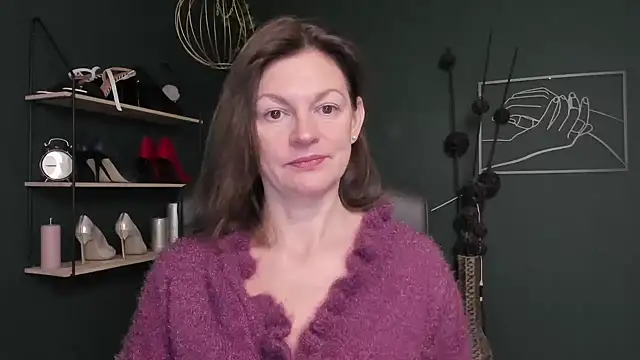 Snapshot of VivianWILD chatting on 10-22-25, 05:52 VivianWILD online show from 10-22-25, 05:52