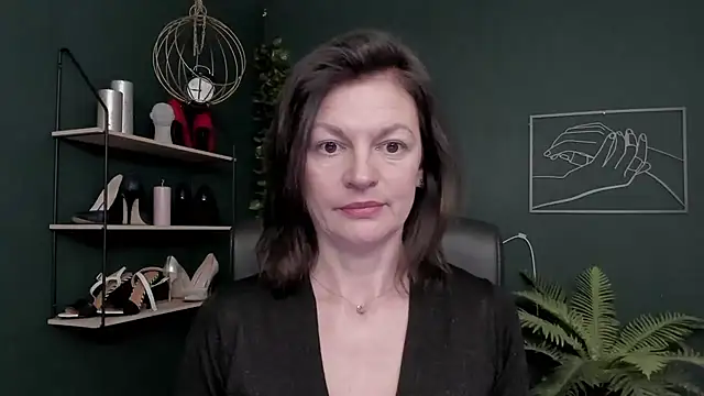 Snapshot of VivianWILD chatting on 12-16-25, 06:51 VivianWILD online show from 12-16-25, 06:51