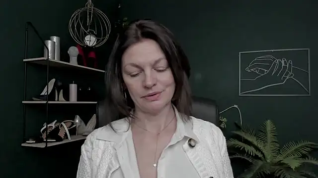 Snapshot of VivianWILD chatting on 12-17-25, 08:31 VivianWILD online show from 12-17-25, 08:31