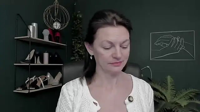 Snapshot of VivianWILD chatting on 12-18-25, 06:52 VivianWILD online show from 12-18-25, 06:52