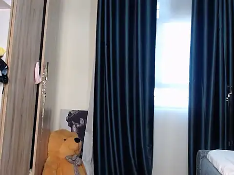 Snapshot of TeenieReeny chatting on 03-10-26, 02:11 TeenieReeny online show from 03-10-26, 02:11