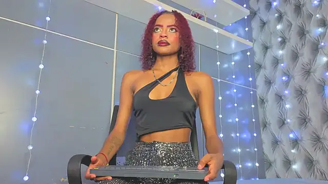 Snapshot of Hilary-banks chatting on 11-30-25, 07:01 Hilary-banks online show from 11-30-25, 07:01