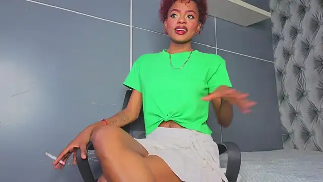 Snapshot of Hilary-banks chatting on 01-07-26, 11:18 Hilary-banks online show from 01-07-26, 11:18