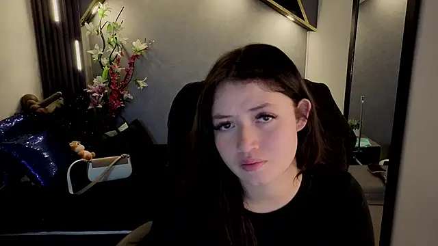 Snapshot of almma_shy chatting on 09-23-25, 01:36 almma shy online show from 09-23-25, 01:36