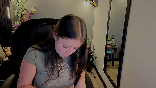 Snapshot of almma_shy chatting on 10-04-25, 03:21 almma shy online show from 10-04-25, 03:21