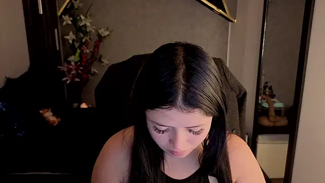 Snapshot of almma_shy chatting on 11-26-25, 01:23 almma shy online show from 11-26-25, 01:23