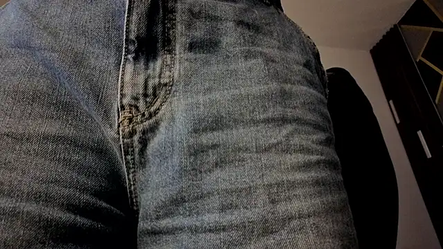 Snapshot of almma_shy chatting on 11-28-25, 01:36 almma shy online show from 11-28-25, 01:36