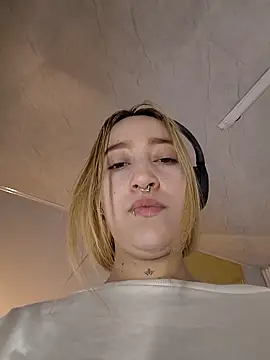 Snapshot of MollyCruz chatting on 12-19-25, 10:33 MollyCruz online show from 12-19-25, 10:33