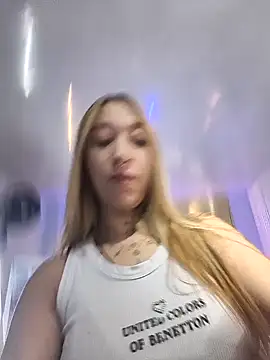 Snapshot of MollyCruz chatting on 12-20-25, 10:44 MollyCruz online show from 12-20-25, 10:44