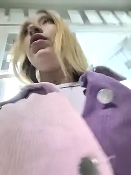 Snapshot of MollyCruz chatting on 12-21-25, 10:33 MollyCruz online show from 12-21-25, 10:33