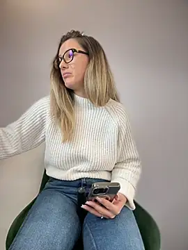 HotXMom online show from 02-04-25, 07:40