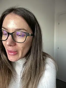 Snapshot of HotXMom chatting on 12-16-25, 07:24 HotXMom online show from 12-16-25, 07:24