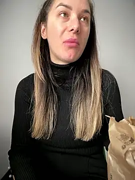 Snapshot of HotXMom chatting on 01-14-26, 07:58 HotXMom online show from 01-14-26, 07:58