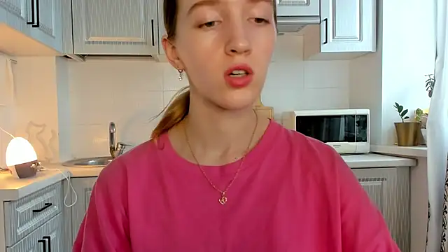 Snapshot of leslie_my_lovee chatting on 07-14-26, 02:01 leslie my lovee online show from 07-14-26, 02:01